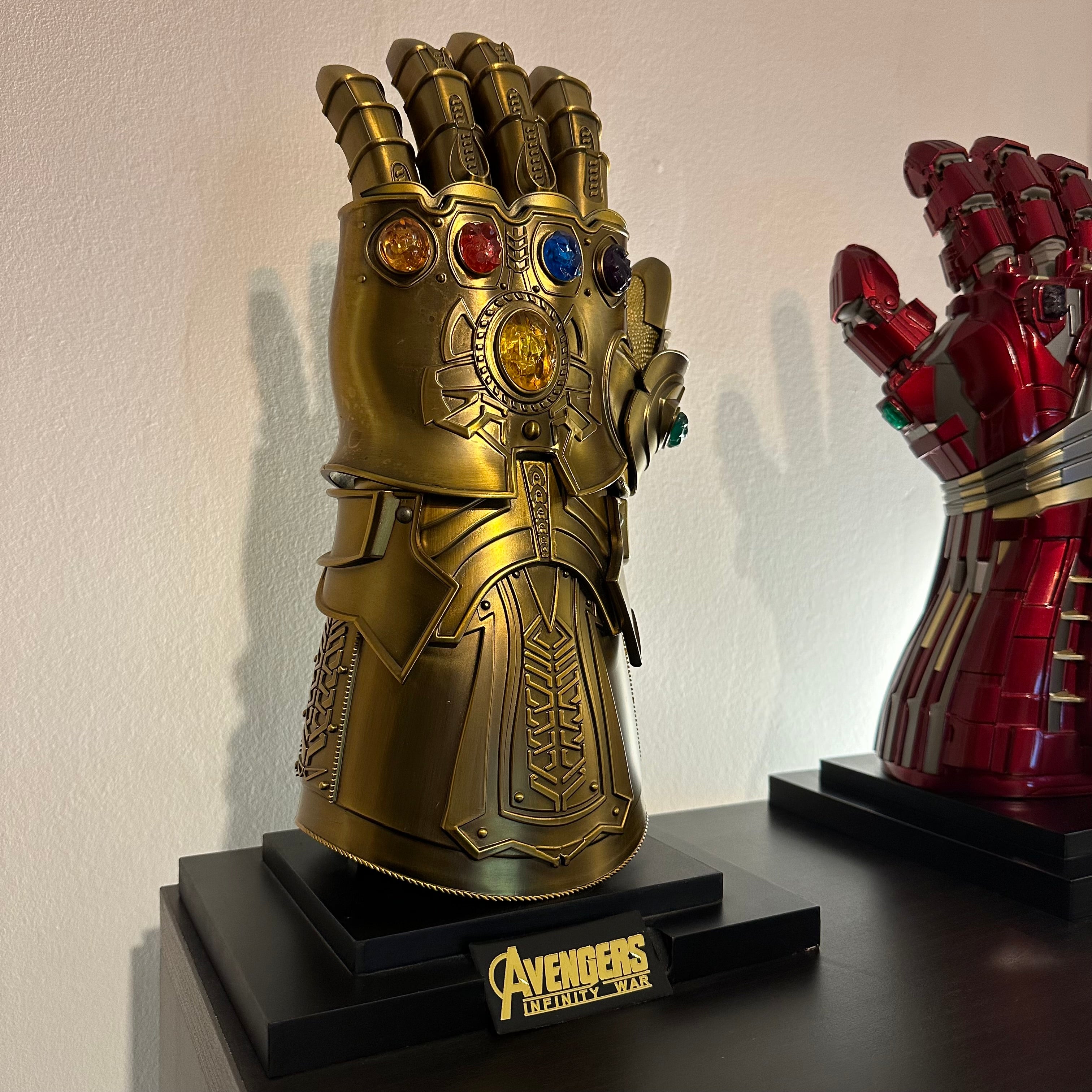 ARTICULATED METAL GAUNTLET