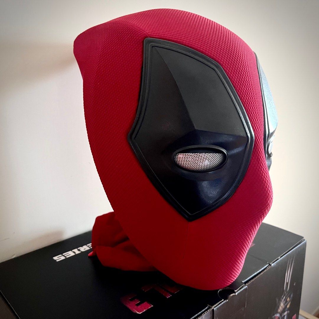 ELECTRONIC MERC MASK BLINKING EYES